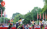 [ẢNH] Trai làng má phấn, môi son múa 